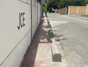 Vecinos de Sabana Larga denuncian que muros en aceras obstaculizan la accesibilidad peatonal