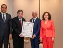 Senado reconoce al poeta y escritor Luís García Montero