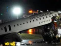 Dos controladores aéreos se retiraron antes de terminar su turno la noche del accidente en LaGuardia, según una fuente