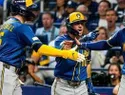 Cerveceros arrollan a Tampa Bay con ofensiva récord y quedan a un paso del título