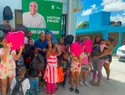 Víctor Pavón entrega útiles escolares y critica al Gobierno por falta de cupos