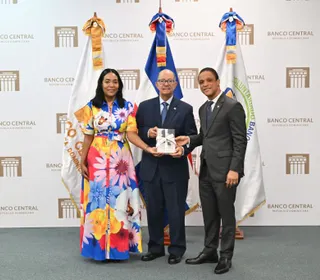 BCRD dona obras literarias a Biblioteca Abigaíl Mejía, del Ministerio de la Mujer