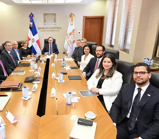 Valdez Albizu se reúne con altos ejecutivos de MasterCard