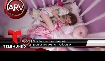Ella vive como una bebé y usa pañales; su novio cumple el rol de padre (VIDEO)