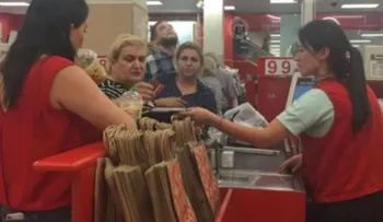 La cajera llora cuando un cliente maleducado la ofende. Pero lo que su jefe hace deja al resto boquiabiertos