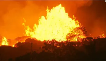 Una bomba de lava del volcán Kilauea le rompió la pierna a este hombre en dos y lo quemó