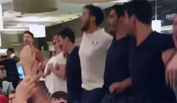 El equipo francés de voleibol canta Kalinka-Malinka después de su derrota frente a Rusia