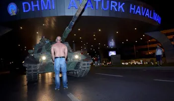 Fracasa intento golpista en Turquía con 161 muertos y más de 2.839 detenidos