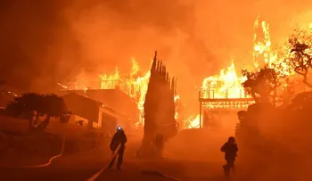 Los voraces incendios en el sur de California no dan tregua y siguen consumiendo miles de hectáreas