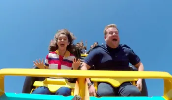 ¿Comenzar el día en una montaña rusa? Así fue el 'carpool karaoke' con Selena Gómez