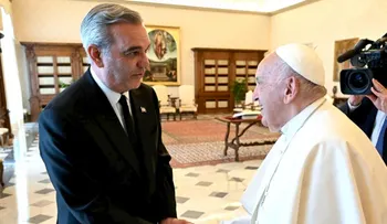 Abinader viajará este viernes al Vaticano con Raquel Arbaje al funeral del papa Francisco