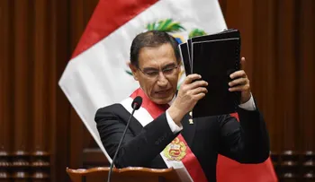 El presidente de Perú, Martín Vizcarra, dice que someterá a referendo reelección de congresistas