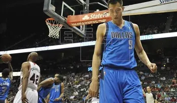 El chino Yi Jianlian regresa a la NBA con los Lakers