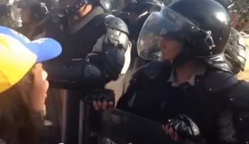 Video: A militar se le salen las lágrimas ante preguntas de estudiante universitaria en Venezuela