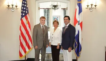 Embajador Brewster y su señor esposo ofrecen almuerzo a damas dominicanas