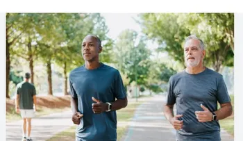 ¿Por qué cada vez más médicos recomiendan caminar después de comer?