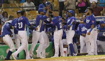Licey respira un poco y derrota 2-1 a los Toros