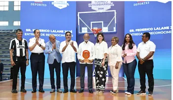 Raquel Peña y Kelvin Cruz inauguran torneo interbarrial de baloncesto
