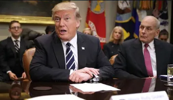 El periodista Bob Woodward dice que asesores de Trump han robado sus papeles para proteger al paí