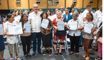 Abinader entrega 1,279 títulos de propiedad en Haina