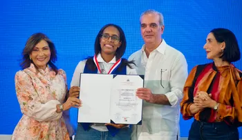 Abinader encabeza graduación de jóvenes del programa Oportunidad 14-24 y resalta valor de la superación juvenil