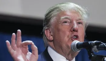 Trump descalifica a la inteligencia de EEUU, cita a Assange 