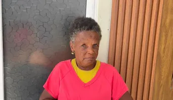 Una anciana en Santiago sobrevive gracias a la ayuda de sus vecinos tras quedar en situación de calle