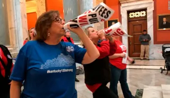 Miles de profesores marchan en Oklahoma y Kentucky por sus derechos laborales