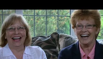Con 64 años descubre que tiene una melliza gracias a Internet; conoce la increíble historia (VIDEO)