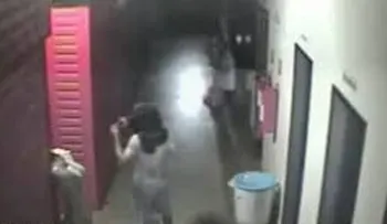 Hombre roba tienda de ropa y de paso â??violaâ? a un maniquí