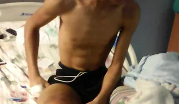 Joven que podría perder la pierna solicita ayuda para cirugía