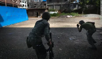 Filipinas lanza ataques aéreos para recuperar la ciudad ocupada por combatientes afiliados a ISIS