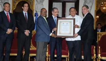Presidente Medina entrega a Juan Bolívar Díaz el Premio Nacional de Periodismo 2014 