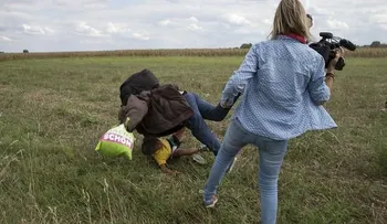 Reportera húngara reconoce que pateó a refugiados, pero no pide perdón