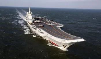 "Imponente y hermoso": China presume de nuevo portaaviones mientras lo 'pasea' por Japón