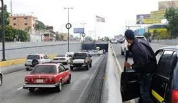 Banda ataca a usuarios de túnel en Las Américas