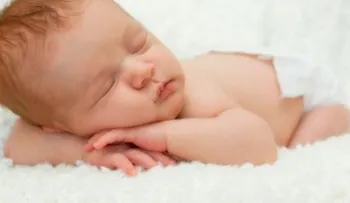 Las siestas mejoran memoria de los bebés