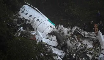 Una mujer abrió la puerta de emergencia de un avión y saltó