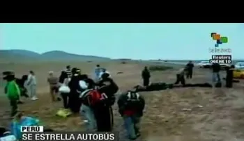 15 turistas heridos al volcar autobús en Perú