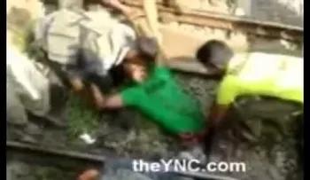 IMPACTANTE Captado en video como un tren choca a un hombre y lo parte en tres