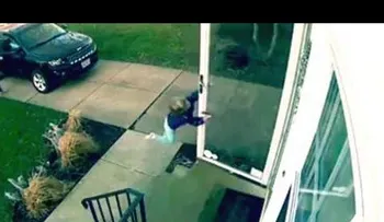 Vientos muy fuertes hacen volar a una niñita como una "chichigua" (VIDEO)