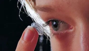 Queda ciego por usar lentes de contacto cuando se duchaba; un parásito se le introdujo en el ojo derecho