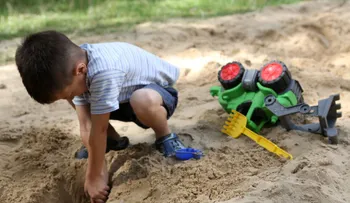 Don niños de 5 años cavaron un túnel para escapar del jardín e ir a comprar un auto