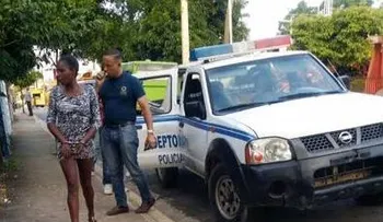 Policía apresa mujer captada en vídeo golpeando a su hija de 2 años