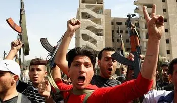 Kerry: "Los cazas rusos en Siria se limitan a proteger su propia base"