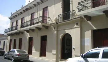 Apresan mujer robando imágenes de santos en Arzobispado de Santiago