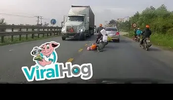 Madre evita de manera increíble que su hijo fuera arrollado por un camión