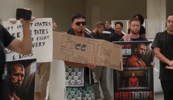 Partidarios latinos de los hermanos Tate se concentran en Miami en medio de su extradición a Reino Unido