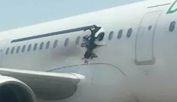 Dos trabajadores del aeropuerto detenidos por bomba en el avión somalí