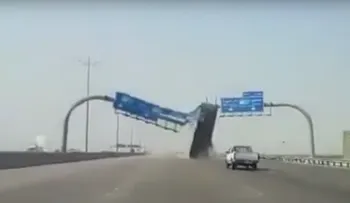 Camión destruye una señal de tránsito en Arabia Saudita